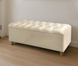 ספסל קטיפה קפיטונז' שמנת